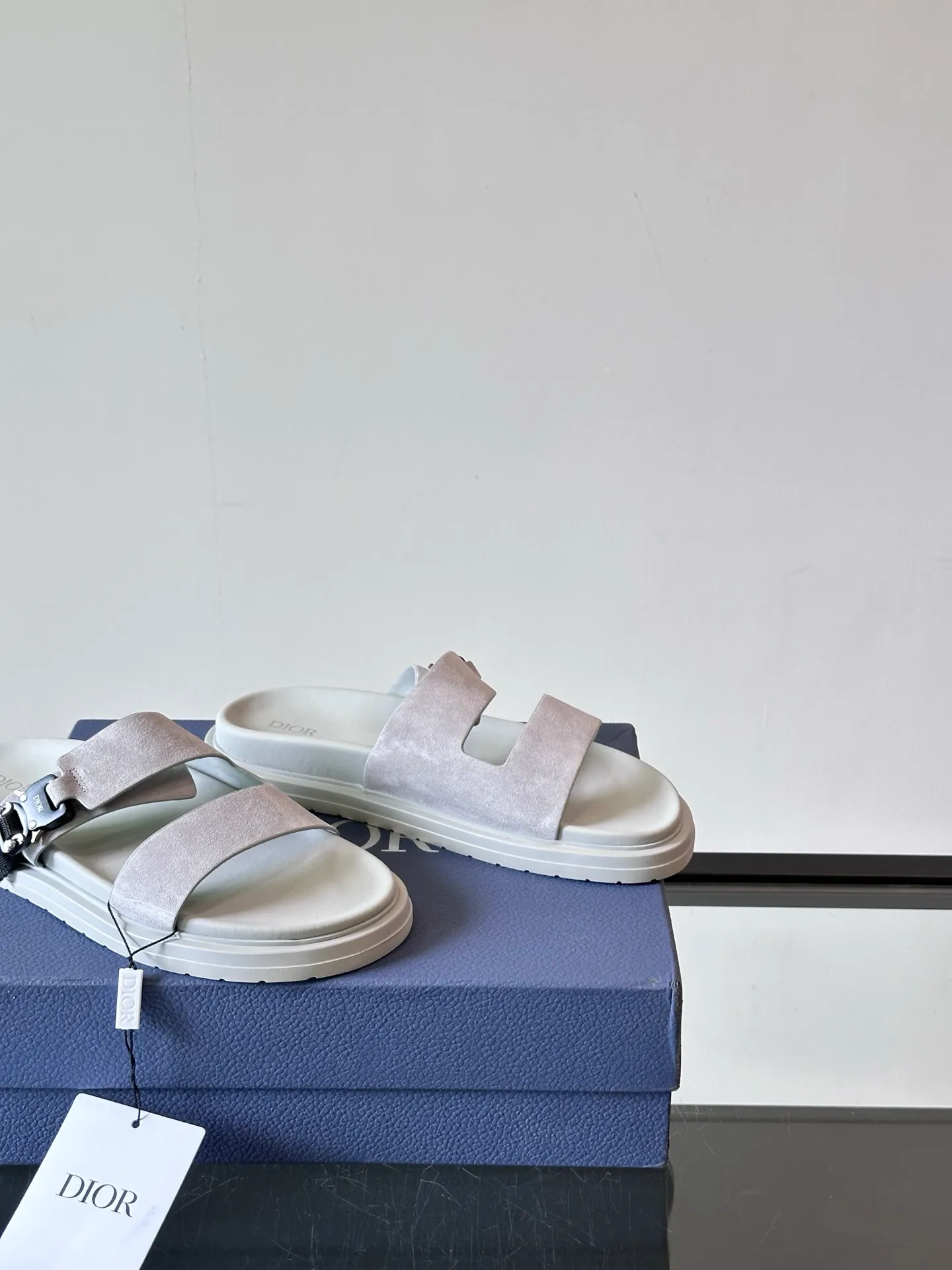 Factory price: 300💰Dior Aqua men's sandals and slippers. Showcasing Dior haute couture design. The Dior gray suede strap is accented with an aluminum Dior buckle for added style. Paired with a comfortable tonal notch sole, they pair easily with shorts or jeans for a sophisticated look. Main body: suede cow leather, technical fabric lining: cow leather, with adjustable straps, aluminum Dior buckle, Dior gray EVA insole, tonal notch rubber outsole splicing structure👌👌 size: 38-44 (45.46 customized)